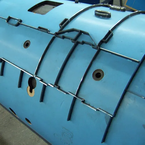 Troquel curvo para empaques complejos con tecnología CAD